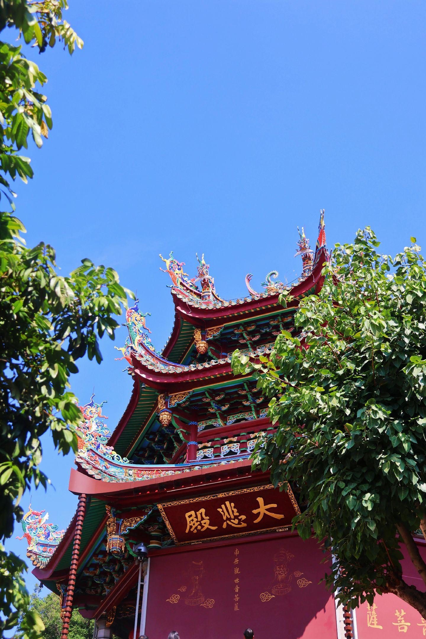 Ornate temple roof in the southern Fujian style, Xiamen