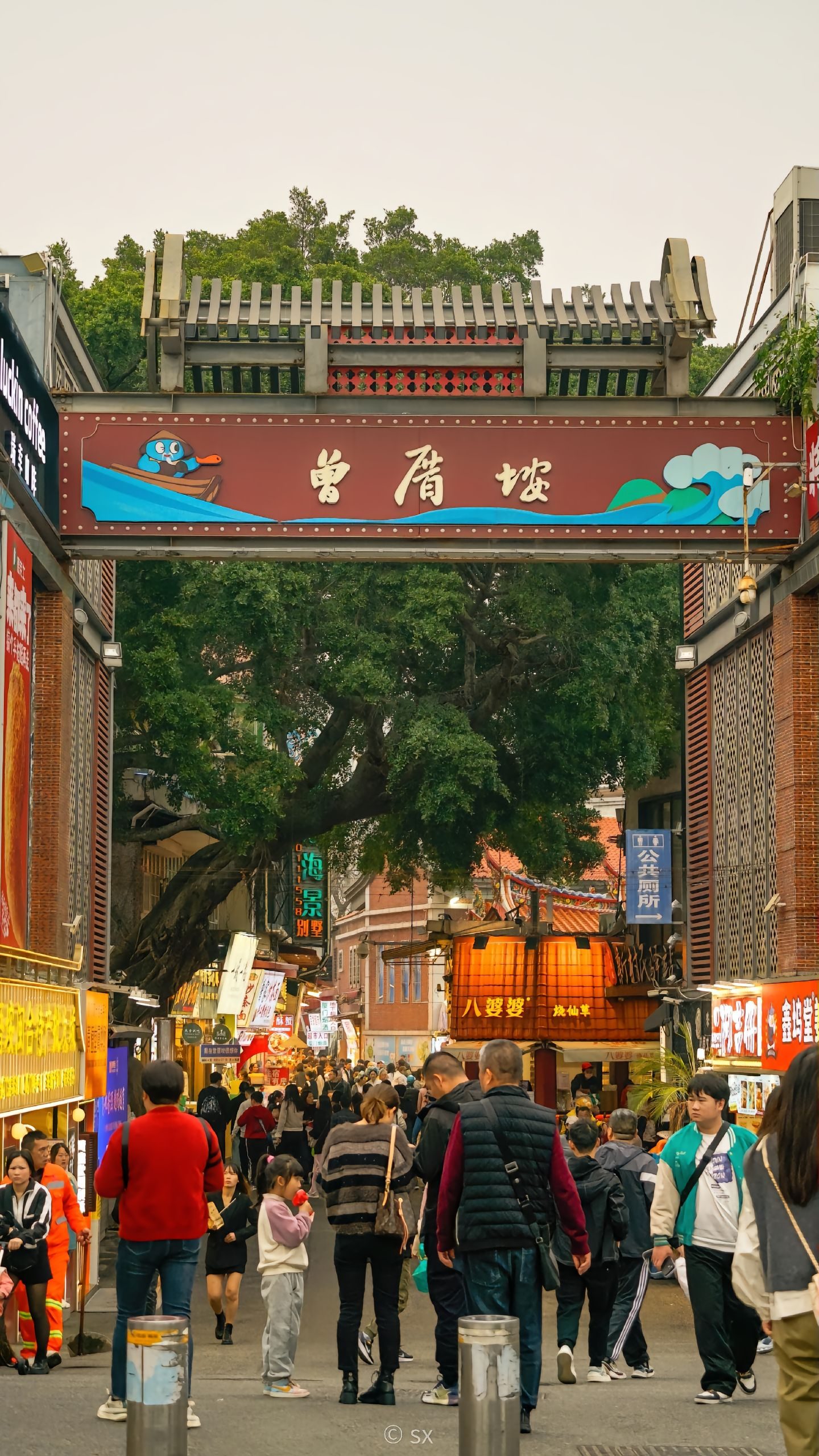 Nanputuo Temple gate by the sea, Xiamen