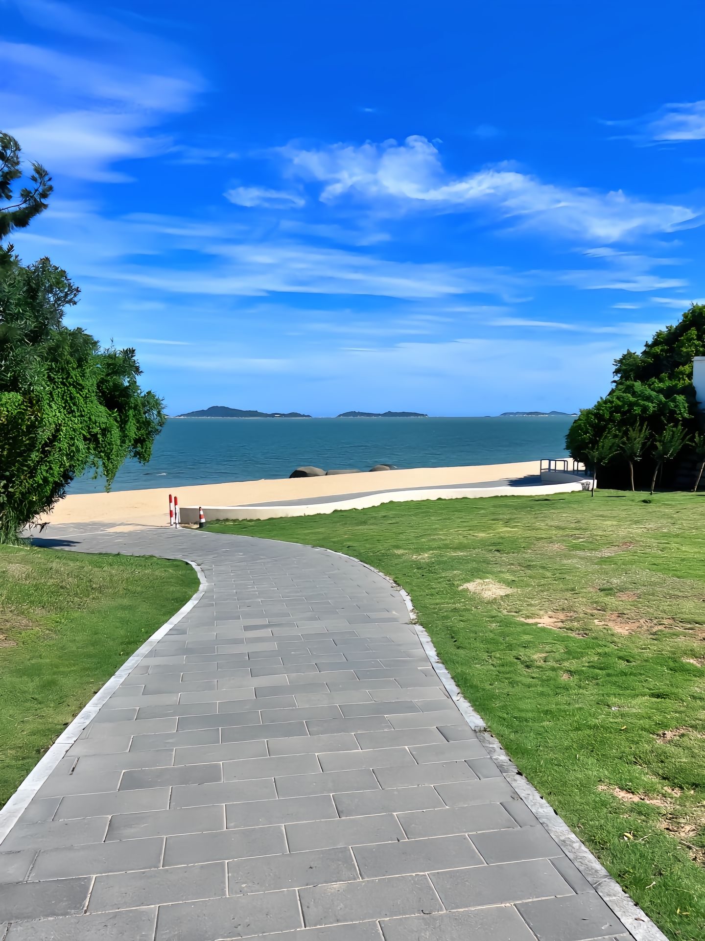 Level seaside path through lawns on the Xiamen coast